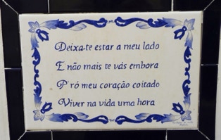 Spruch am Hauswand im Alfama-Viertel in Lissabon