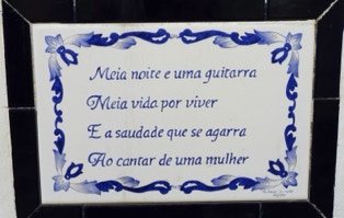 Spruch am Hauswand im Alfama-Viertel von Lissabon